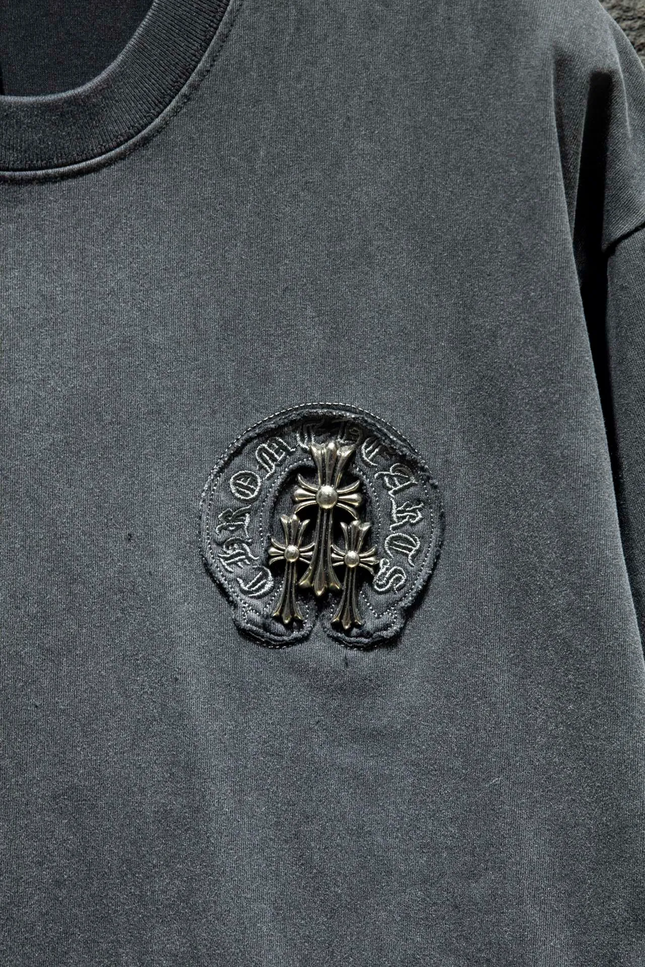P190 🆕Chrome Hearts os version is really charming and Chrome Hearts is really a must-have. Each season's new version is made to the extreme. It is very practical and can be worn casually. Nice✔️ - ⚠️100% cotton. Made of 32-count double yarn, 260-gram weight fabric and imported knitted carded cotton. The thickness is moderate, drapey and contoured, and the upper body is comfortable! ! It is very tolerant to fat body types and can instantly lose five pounds after wearing it!  Front panel #Back panel Simple elements# The English letters are arranged artistically. Imported Tajima high-density heavy-duty embroidery technology. The font is three-dimensional and full. The letters are embroidered by imported machines after adjusting according to the original details. The thickness is moderate. The hardware is imported hardware accessories. The body is washed, fried and frayed, and hand-made elements are added, which greatly increases the interest of the clothing; unique visual effects. The special fraying effect creates a unique distressed effect. The addition of handmade elements to the body greatly increases the interest of the clothing; it has a unique visual effect. After special fraying effect treatment, a unique distressed effect is formed. An irregular hem is added to the version. This year, Crow Heart is focusing on the version. In the past two years, the oversize version has become the focus of the trend. It has also been a popular staple in the past two years. The change of designers has made this brand an instant hit. The progressive fashion of the times also needs the blood impact of fresh elements and trendy designs in order to continue its glory! It’s stylish both inside and outside, a must-have for high street travel! An absolute "eye-catching style" that can match couples 💏 Color: washed black, premium gray and white Size: S M L XL
